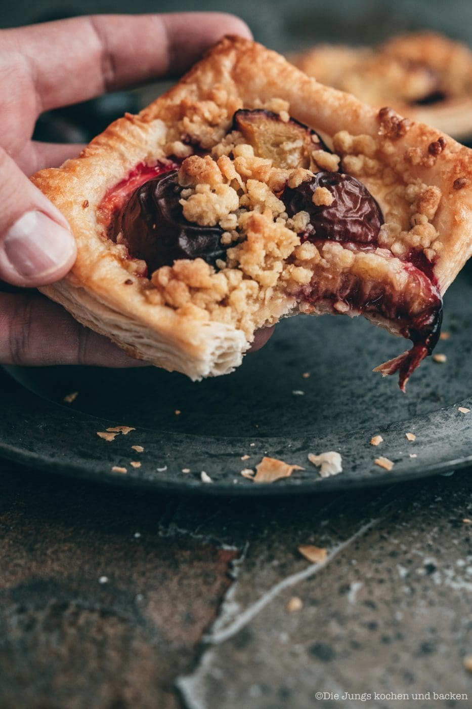 Rezept für ein einfaches Blätterteiggebäck. Pflaumen mit einer feinen Quarkcreme und knusprigen Streuseln - unwiderstehlich lecker und schnell für die Gäste gebacken!